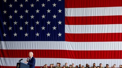美国总统拜登在当地时间周一，出席阿拉斯加州安克雷奇一个军事基地举行的911纪念活动，向超过1000名军官、急救人员和他们的家属发表谈话。（图取自路透社）