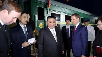 朝鲜官媒周三发布照片，最高领导人金正恩搭乘专列在周二抵达俄罗斯边境哈桑火车站。（图取自朝中社/路透社）