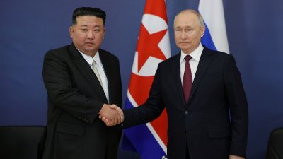 朝鲜最高领导人金正恩与俄罗斯总统普京在举行会谈前，彼此握手致意。（图取自俄罗斯卫星通讯社/路透社）