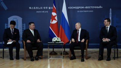 朝鲜最高领导人金正恩与俄罗斯总统普京周三在东方航天发射场，先是举行大范围会谈，之后举行一对一会晤。（图取自俄罗斯卫星通信社/路透社）