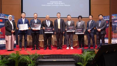 第一届马来西亚-中国工程数字化转型峰会分论坛( 数字流程与科技)的专家们与主持人。左起为诺海莎、林道钦、林记荣、萨基、赵向东参赞、罗约翰、德进特、曹延勋和总策划陈志辉。