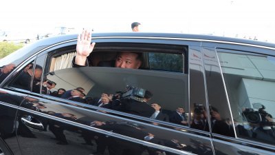 朝鲜最高领导人金正恩周三在俄罗斯会见俄总统普京时在车上对外挥手致意。（图取自朝中社/路透社）