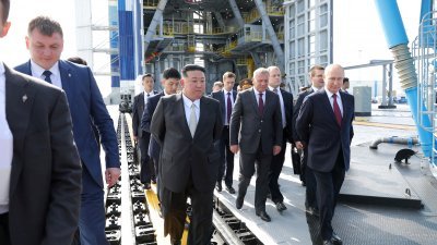 金正恩和普京周三在俄罗斯阿穆尔州的东方航太发射场举行会晤，这是双方时隔4年5个月再会。（图取自朝中社/路透社）