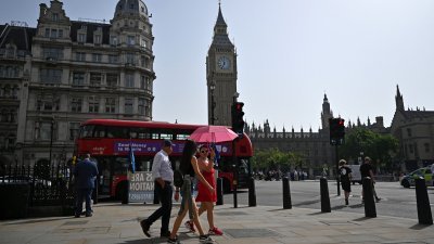 英国国会下议院批准一项新法例，禁止中国监控技术进入政府楼宇和军事基地。图为上周行人走在英国国会大厦附近。（图取自法新社）