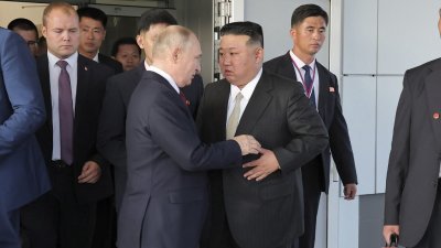 朝鲜官媒周四发布照片，朝鲜最高领导人金正恩（前右）在周三与俄罗斯总统普京会面结束后互相告别。（图取自朝中社/法新社）