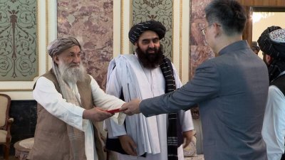 塔利班政府代理总理阿洪德在仪式上接受中国新大使的国书。（图取自X/Hamza Siddiqui）