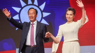 台湾鸿海创办人郭台铭（左）日前宣布投入2024总统大选，周四在台北举行记者会，公布副手人选为艺人赖佩霞。（图取自中央社）