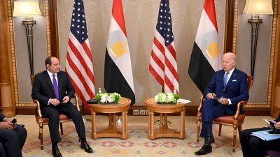 虽然美国不满埃及人权问题未改善，但已经先批准大部分军事援助。图为美国总统拜登（右）过去会晤埃及总统塞西。（法新社档案照）