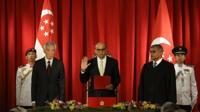 尚达曼（中）周四宣誓就任新加坡第9任总统。左为新加坡总理李显龙。（取自尚达曼面子书）