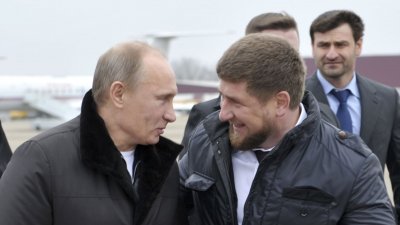 俄罗斯总统普京（左）和车臣共和国领导人卡德罗夫。（图取自俄新社/路透社）