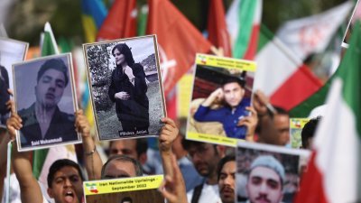 适逢伊朗库尔德族女子阿米尼（图片中女子）过世届满周年前夕，身在布鲁塞尔的伊朗侨民周五参加集会，悼念她和众位因抗争而送命的烈士。（图取自路透社）