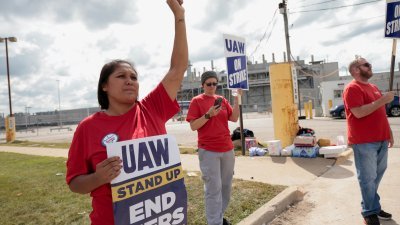美国汽车工人当地时间周五位于密歇根州韦恩市的福特密歇根装配厂参与罢工示威。（图取自路透社）