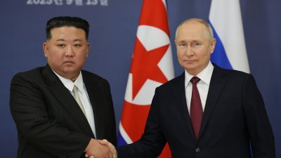 朝鲜最高领导人金正恩（左）和俄罗斯总统普京，周三（13日）在俄罗斯阿穆尔州东方航天发射场举行会晤后，握手合影留念。（图取自法新社）