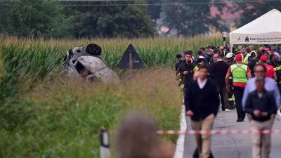 意大利空军特技飞行表演队一架三色旗MB-339喷气式飞机，当地时间周六在意大利都灵一次演习中坠毁，急救人员正在现场展开搜救工作。（图取自路透社）