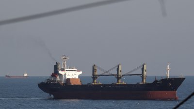 悬挂帕劳国旗的杂货船“强韧非洲”号和散货船“艾若亚特“号，当地时间周六抵达靠近敖德萨的切尔诺莫斯克港以装载谷物。（图取自路透社）