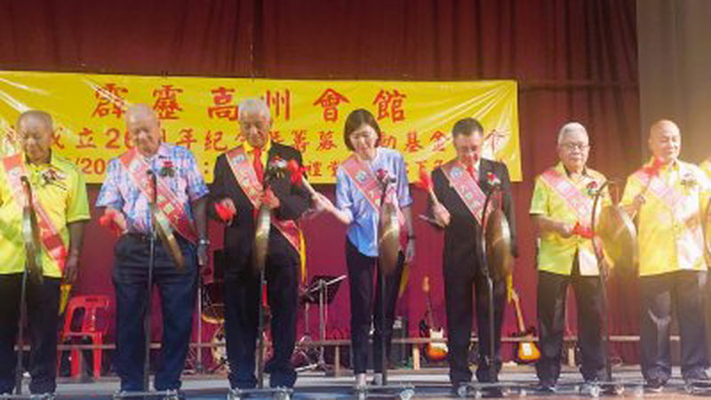 黄诗情（左5）联合热心人士为霹雳高州会馆26周年庆宴主持鸣锣开幕仪式，左4起是吴宗信、杨佐明、李施妙、胡朝栋及莫天来。