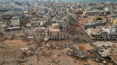 利比亚德尔纳当地时间周日的灾后现场。（图取自路透社）