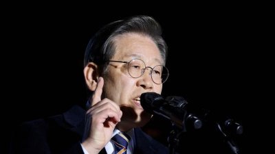 韩国最大在野党共同民主党党首李在明，周一因绝食导致健康恶化紧急送医治疗。（路透社档案照）