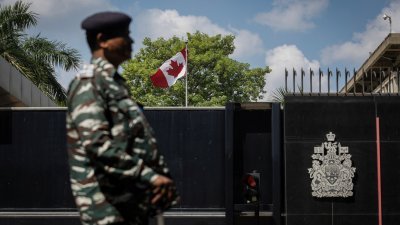 印度安全人员周二在首都新德里的加拿大大使馆外驻守。（图取自路透社）