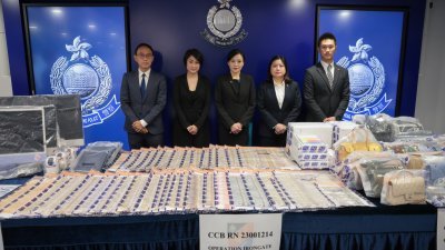 香港警方在周二的记者会上，展示案件证物。（图取自中通社）