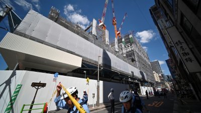 周二发生钢架倒塌的建筑工地，位于JR东京车站附近的商业区，警方事后封锁了工地前的道路。（图取自法新社）