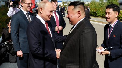 俄罗斯总统普京（左）上周三（13日）在俄罗斯东方航天发射场，与朝鲜最高领导人金正恩握手。（图取自俄罗斯卫星通讯社/路透社）