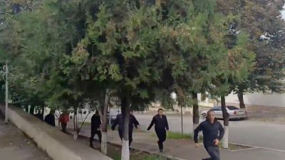 薛佩菱视频截图显示，在纳卡地区首府斯捷潘纳克特（Stepanakert）拍摄的社交媒体片段中，能听到响亮且反复的炮击声，当地民众吓得赶紧逃命寻找掩护。（图取自Artsakh Public TV/路透社）