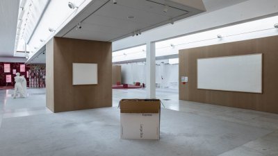 丹麦昆斯滕现代艺术博物馆最终还是展出了哈宁交付的两幅空白作品。（图取自网络）