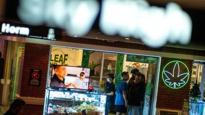游客在泰国首都曼谷考山路一家大麻店购买大麻制品。（路透社档案照）
