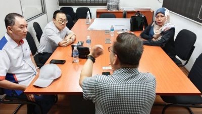  黄勃扬（左2）与马电讯柔州执行长纳基尔（左）及团队一起商议解决方案。