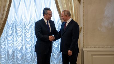 俄罗斯总统普京在圣彼得堡会见中共中央政治局委员、中央外办主任王毅。（图取自中新社）