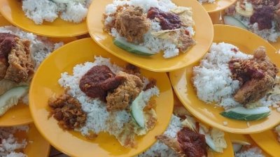 一名小学食堂业者以2令吉售卖有鸡蛋和鸡肉的椰浆饭，获得网民的赞赏。