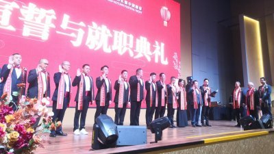 马来西亚企业家协会第七届理事会宣誓就职，由萧清顺（左起）、吴添泉及曾笳恩监誓。
