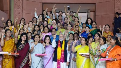 印度总理莫迪在社交媒体贴出与女性议员同庆的照片。（图取自莫迪X帐号）