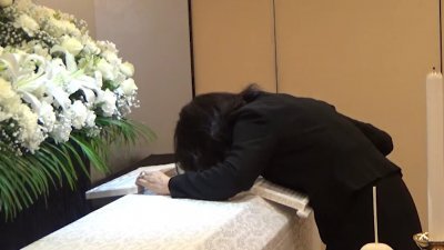 日本国民生活中心拍摄测量棺材二氧化碳浓度的实验视频，告诫民众不要将头探入棺材里。（视频截图）