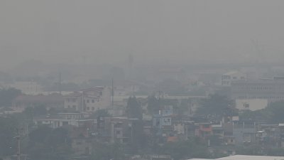 受附近的塔阿尔火山喷发影响，首都马尼拉周五被烟雾笼罩。（图取自法新社）