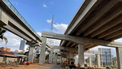 图为肯尼亚首都内罗毕，一条由中国路桥公司以公私合作方式承建的高速公路的建设工地。（图取自路透社）