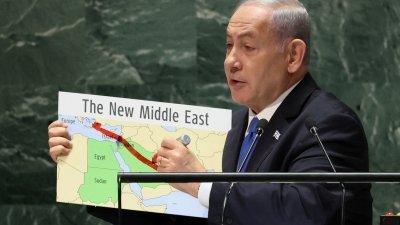 以色列总理内塔尼亚胡周五在联合国大会一般性辩论上，用地图讲解未来的中东关系。（图取自路透社）
