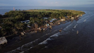 去年11月7日，墨西哥埃尔博斯克沿海房屋，遭上升的海平面摧毁。（路透社档案照）