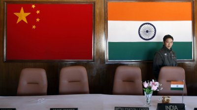中国（左）和印度国旗。（图取自路透社）