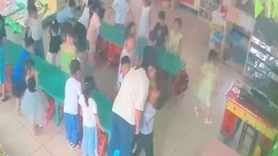 男童家长查看监控，发现儿子在幼儿园几乎天天被老师打。（图取自网络）