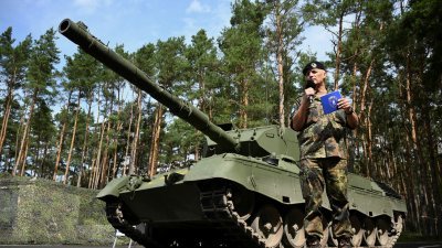 德国上个月17日在克利茨举行的欧盟驻乌克兰军事援助团媒体日上，展出的一辆豹1A5主战坦克。（路透社档案照）