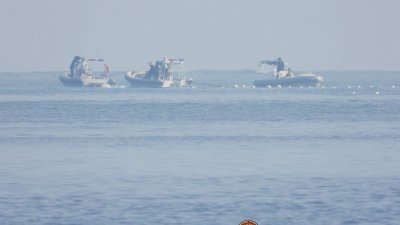 菲律宾周日指控中国海警在南中国海争议海域设置“漂浮障碍物”，阻挠菲律宾人进入这个地区捕鱼。(图取自@jaytaryela推特)
