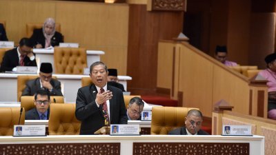 莫哈末尼萨在霹雳州议会上提呈《2023年霹雳州水源法案》二读。