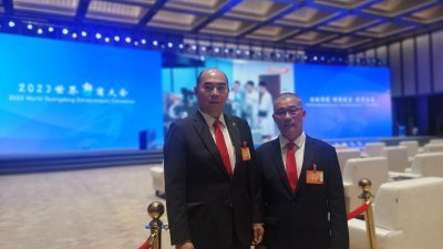吴逸平（左）与吕海庭前往广州参加2023世界粤商大会。