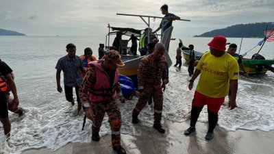 搜救队伍在距离青年失踪地点约50公尺处发现青年遗体，并在打捞上岸后交给警方处理。（图由消拯局提供）