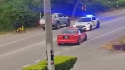 巡逻警车从反方向车道驶来，逼停红色轿车。
