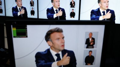 法国总统马克龙当地时间周日接受TF1和France 2电视台采访。（图取自法新社）