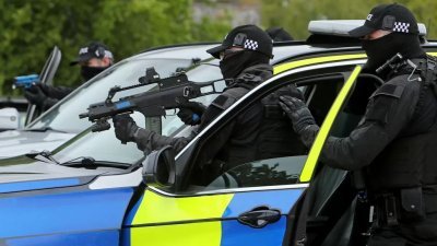 英国伦敦警方说，一名警察因对一名黑人青年开枪而被控谋杀后，已有一些警察拒绝持枪执勤。（法新社档案照）