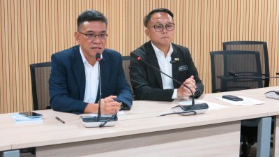 黄汉伟（左起）与魏子森周二早上一同召开记者会，发布“客货车坠槟小云顶山崖”事件的最新进展。